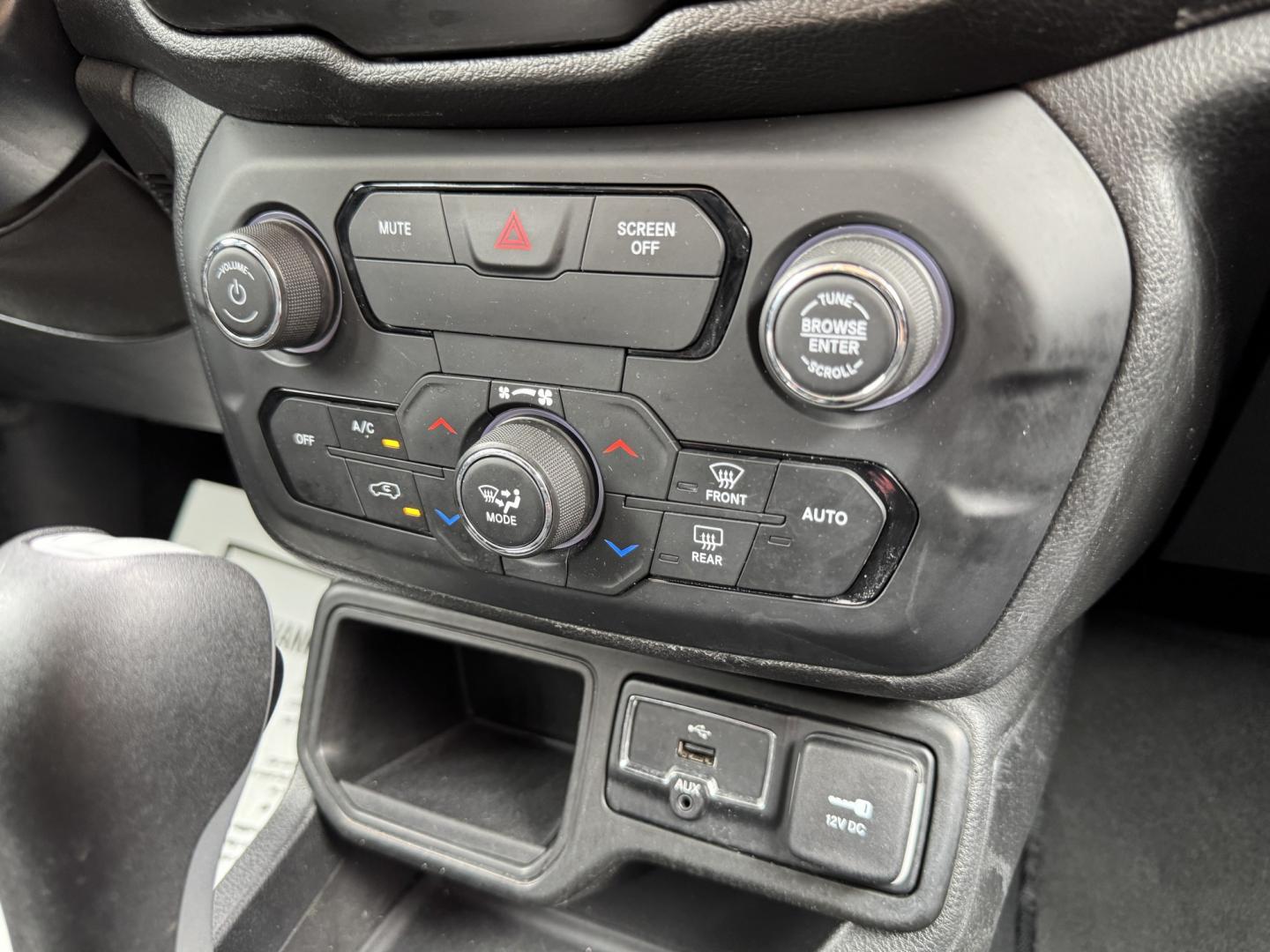 2018 WHITE JEEP RENEGADE LATITUDE (ZACCJABB0JP) , located at 5900 E. Lancaster Ave., Fort Worth, TX, 76112, (817) 457-5456, 0.000000, 0.000000- Photo#20