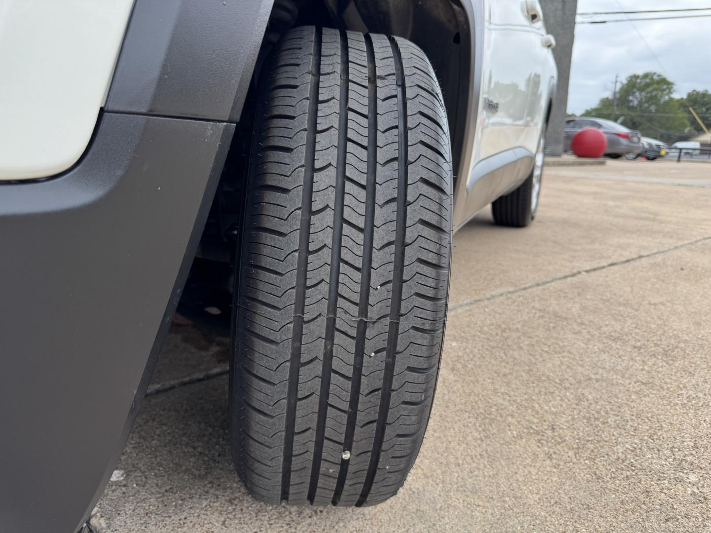 2018 WHITE JEEP RENEGADE LATITUDE (ZACCJABB0JP) , located at 5900 E. Lancaster Ave., Fort Worth, TX, 76112, (817) 457-5456, 0.000000, 0.000000- Photo#23