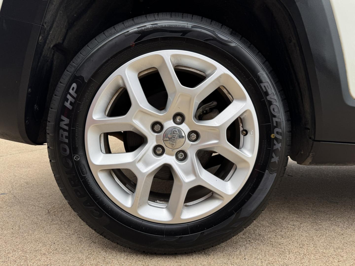 2018 WHITE JEEP RENEGADE LATITUDE (ZACCJABB0JP) , located at 5900 E. Lancaster Ave., Fort Worth, TX, 76112, (817) 457-5456, 0.000000, 0.000000- Photo#24