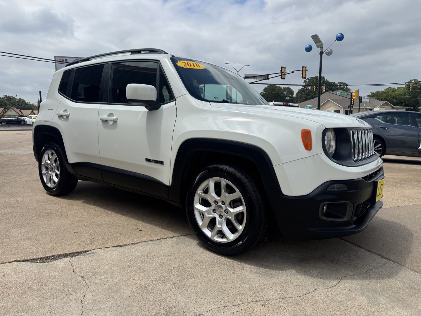 2018 WHITE JEEP RENEGADE LATITUDE (ZACCJABB0JP) , located at 5900 E. Lancaster Ave., Fort Worth, TX, 76112, (817) 457-5456, 0.000000, 0.000000- Photo#2