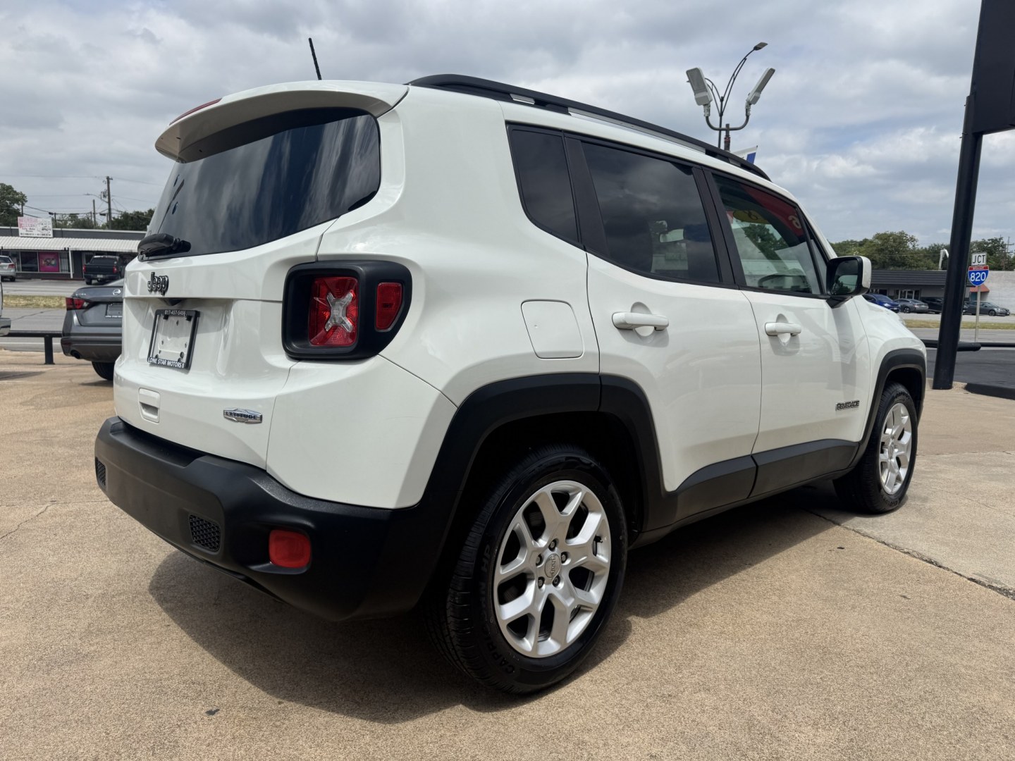 2018 WHITE JEEP RENEGADE LATITUDE (ZACCJABB0JP) , located at 5900 E. Lancaster Ave., Fort Worth, TX, 76112, (817) 457-5456, 0.000000, 0.000000- Photo#3