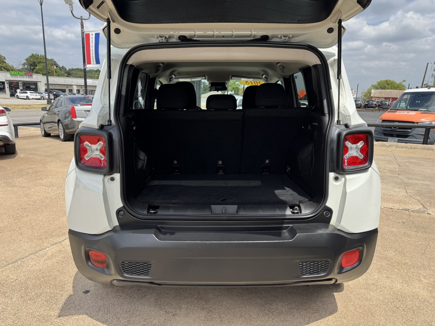 2018 WHITE JEEP RENEGADE LATITUDE (ZACCJABB0JP) , located at 5900 E. Lancaster Ave., Fort Worth, TX, 76112, (817) 457-5456, 0.000000, 0.000000- Photo#5