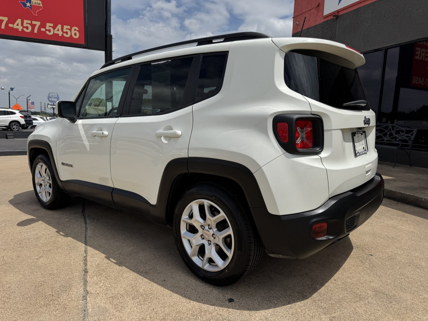 2018 WHITE JEEP RENEGADE LATITUDE (ZACCJABB0JP) , located at 5900 E. Lancaster Ave., Fort Worth, TX, 76112, (817) 457-5456, 0.000000, 0.000000- Photo#6