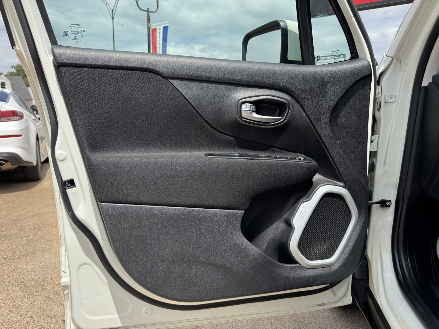 2018 WHITE JEEP RENEGADE LATITUDE (ZACCJABB0JP) , located at 5900 E. Lancaster Ave., Fort Worth, TX, 76112, (817) 457-5456, 0.000000, 0.000000- Photo#7