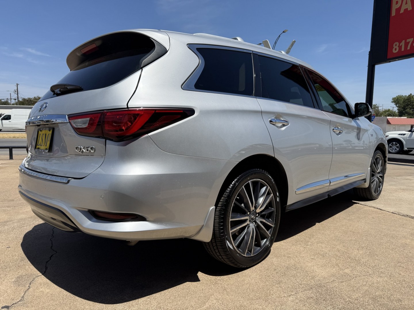 2018 SILVER INFINITI QX60 BASE (5N1DL0MN0JC) , located at 5900 E. Lancaster Ave., Fort Worth, TX, 76112, (817) 457-5456, 0.000000, 0.000000- Photo#3