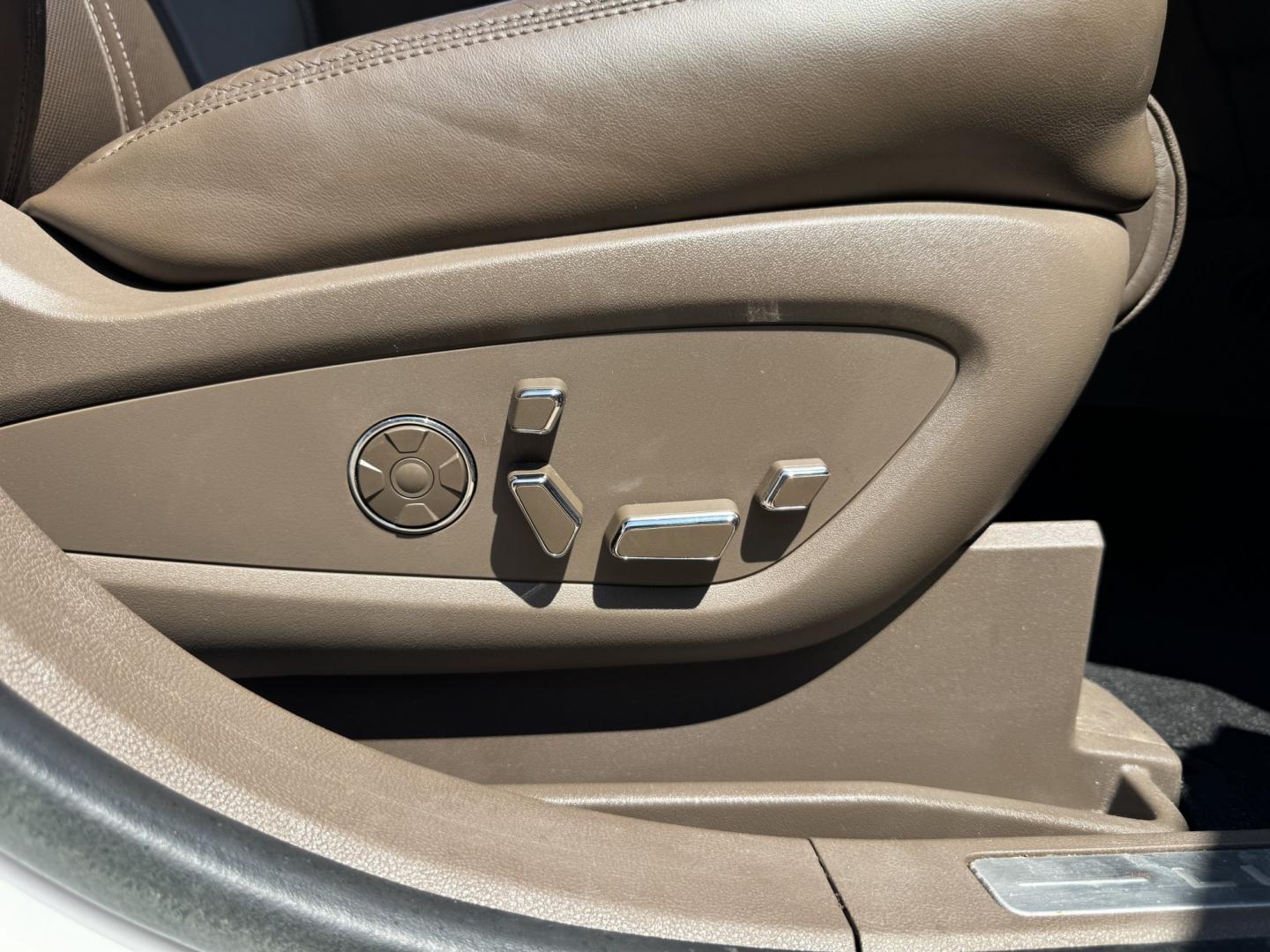 2017 WHITE LINCOLN MKX RESERVE (2LMPJ8LPXHB) , located at 5900 E. Lancaster Ave., Fort Worth, TX, 76112, (817) 457-5456, 0.000000, 0.000000- Photo#22