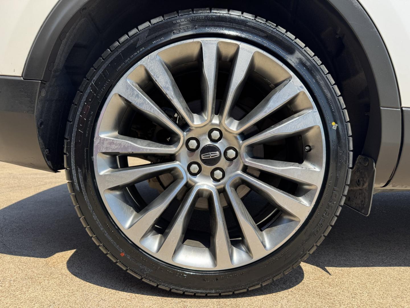 2017 WHITE LINCOLN MKX RESERVE (2LMPJ8LPXHB) , located at 5900 E. Lancaster Ave., Fort Worth, TX, 76112, (817) 457-5456, 0.000000, 0.000000- Photo#35