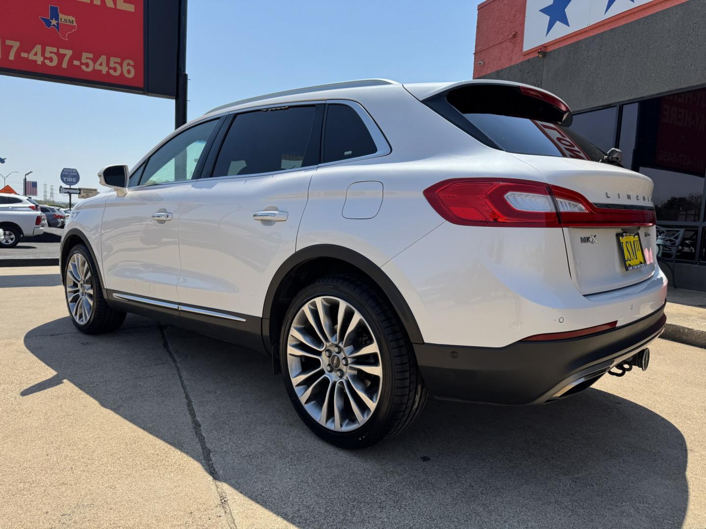 2017 WHITE LINCOLN MKX RESERVE (2LMPJ8LPXHB) , located at 5900 E. Lancaster Ave., Fort Worth, TX, 76112, (817) 457-5456, 0.000000, 0.000000- Photo#8