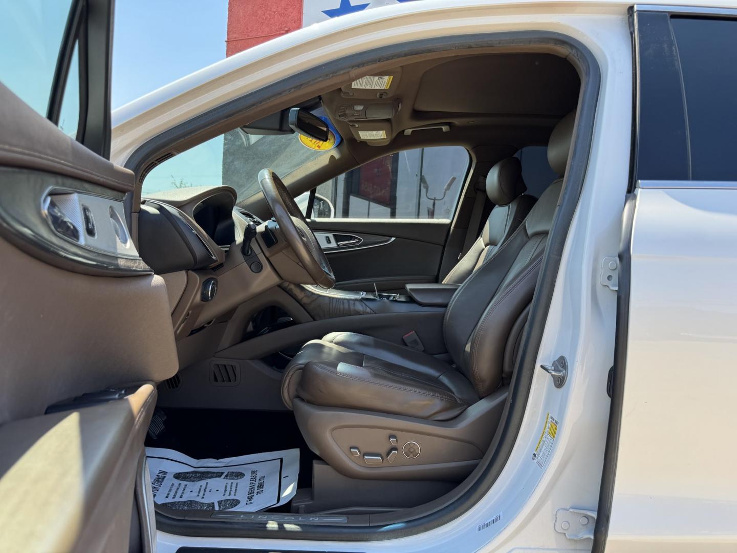 2017 WHITE LINCOLN MKX RESERVE (2LMPJ8LPXHB) , located at 5900 E. Lancaster Ave., Fort Worth, TX, 76112, (817) 457-5456, 0.000000, 0.000000- Photo#11