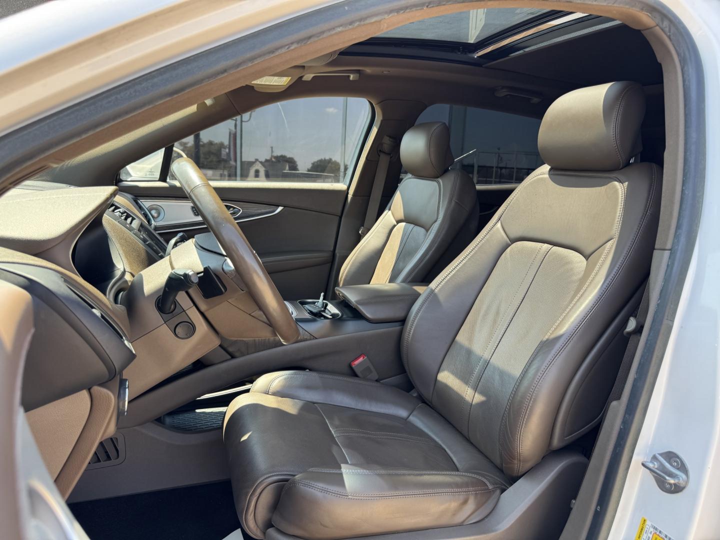 2017 WHITE LINCOLN MKX RESERVE (2LMPJ8LPXHB) , located at 5900 E. Lancaster Ave., Fort Worth, TX, 76112, (817) 457-5456, 0.000000, 0.000000- Photo#13