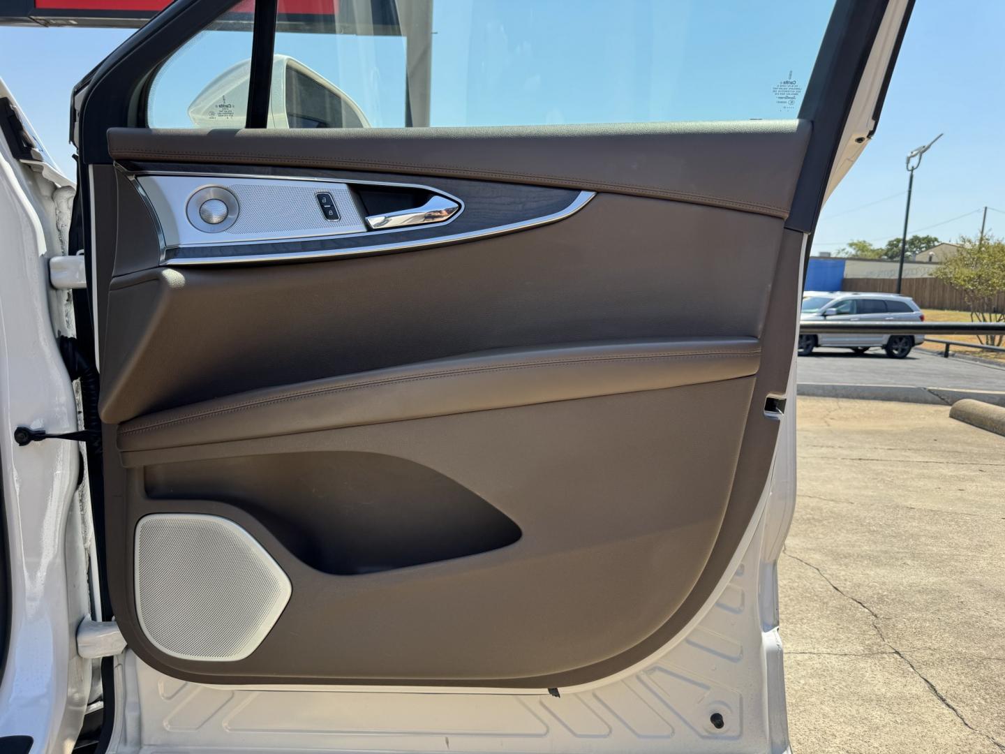 2017 WHITE LINCOLN MKX RESERVE (2LMPJ8LPXHB) , located at 5900 E. Lancaster Ave., Fort Worth, TX, 76112, (817) 457-5456, 0.000000, 0.000000- Photo#19