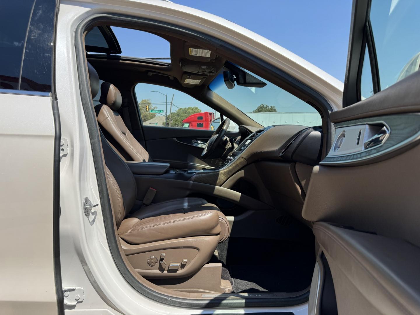 2017 WHITE LINCOLN MKX RESERVE (2LMPJ8LPXHB) , located at 5900 E. Lancaster Ave., Fort Worth, TX, 76112, (817) 457-5456, 0.000000, 0.000000- Photo#20
