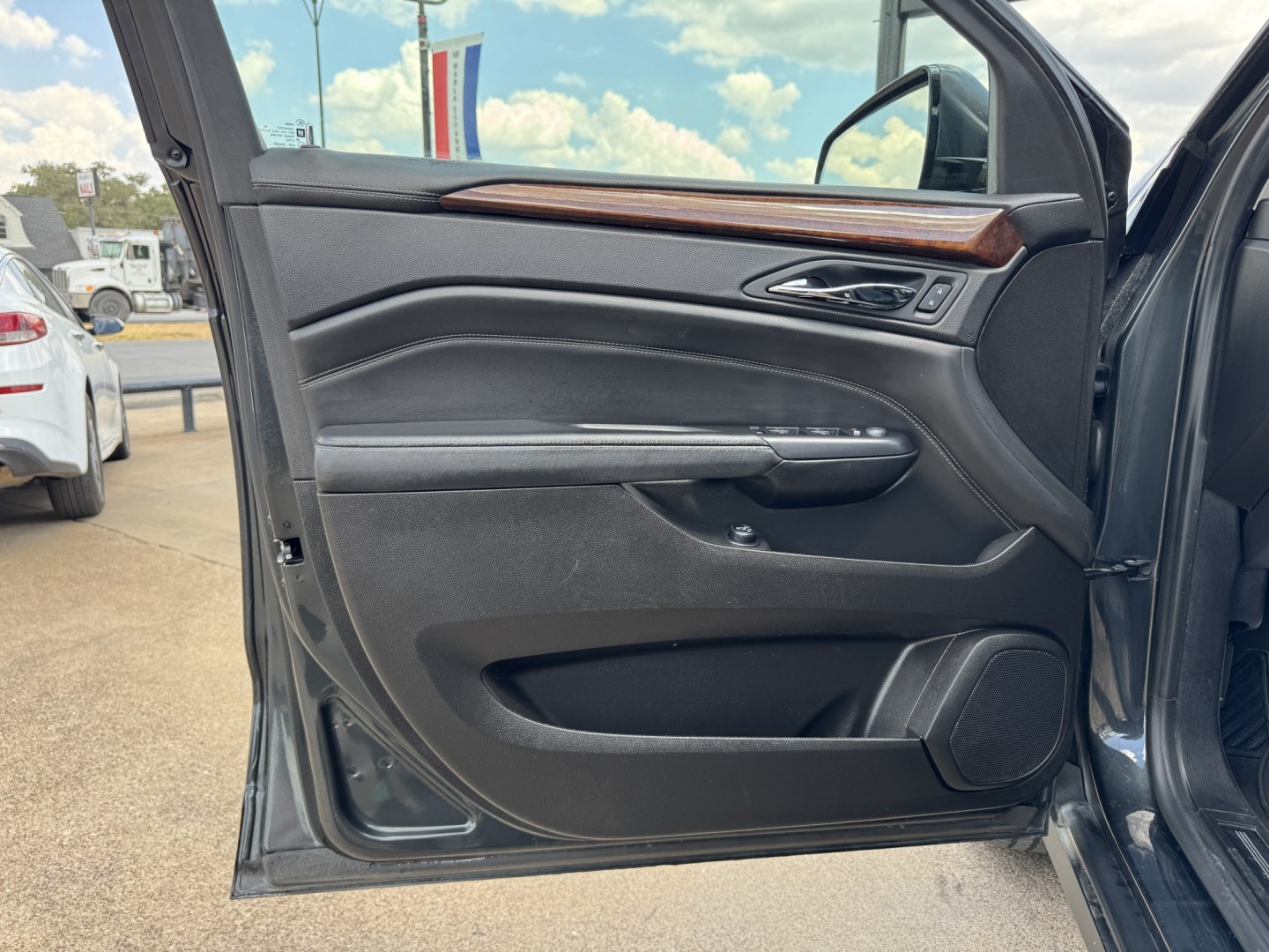 2014 GRAY CADILLAC SRX LUXURY (3GYFNEE33ES) , located at 5900 E. Lancaster Ave., Fort Worth, TX, 76112, (817) 457-5456, 0.000000, 0.000000- Photo#8