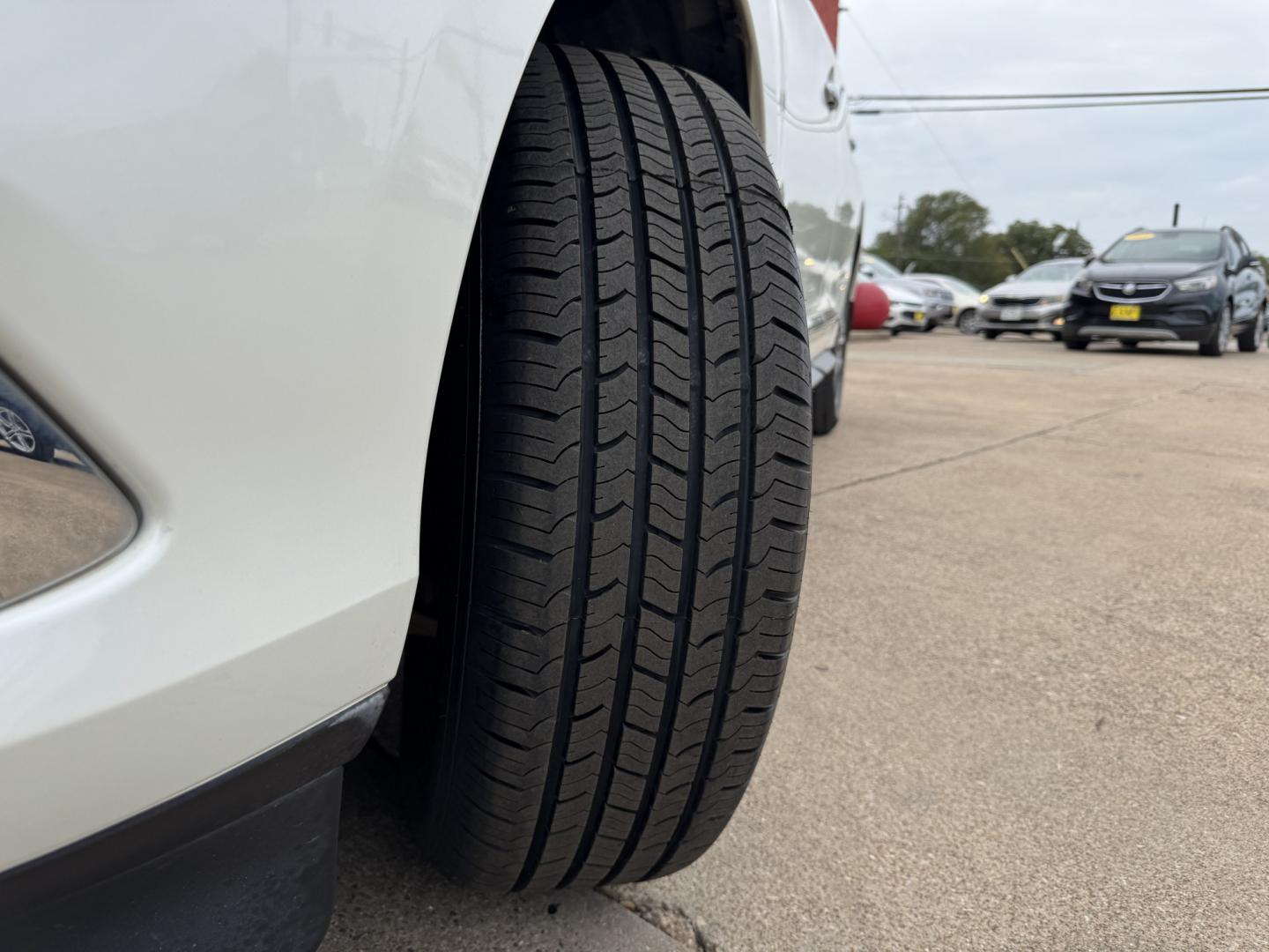 2019 WHITE INFINITI QX60 BASE (5N1DL0MN0KC) , located at 5900 E. Lancaster Ave., Fort Worth, TX, 76112, (817) 457-5456, 0.000000, 0.000000- Photo#30