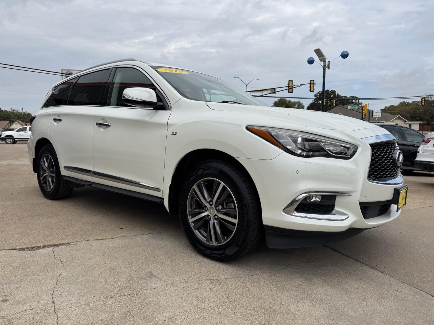 2019 WHITE INFINITI QX60 BASE (5N1DL0MN0KC) , located at 5900 E. Lancaster Ave., Fort Worth, TX, 76112, (817) 457-5456, 0.000000, 0.000000- Photo#2