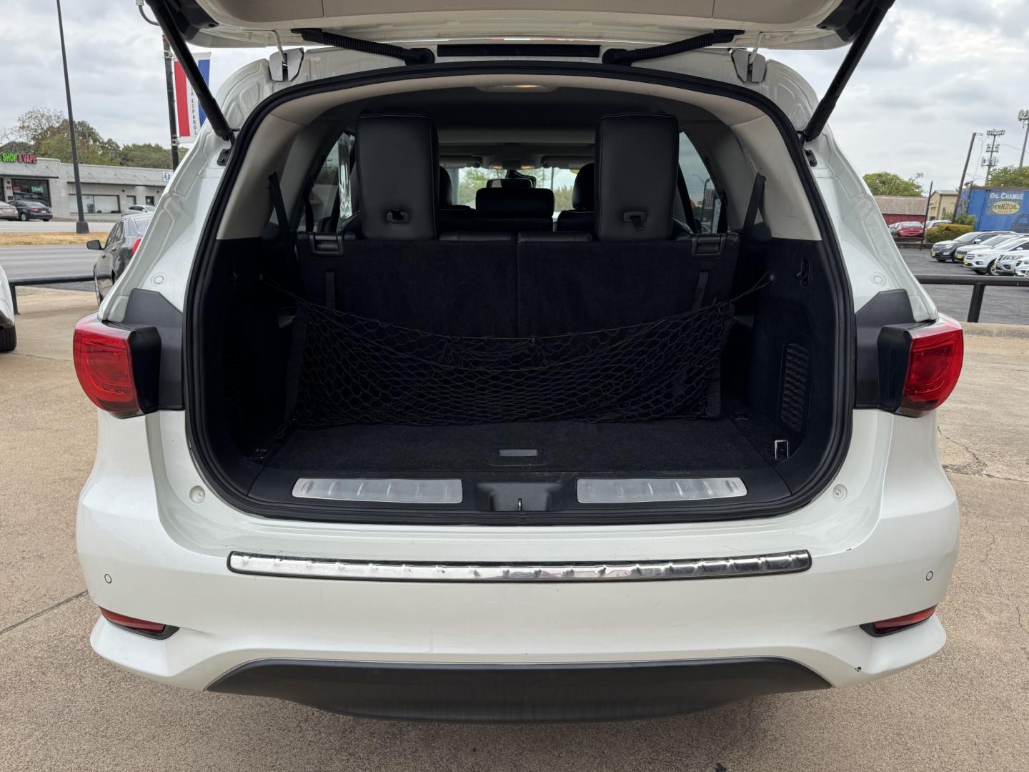 2019 WHITE INFINITI QX60 BASE (5N1DL0MN0KC) , located at 5900 E. Lancaster Ave., Fort Worth, TX, 76112, (817) 457-5456, 0.000000, 0.000000- Photo#5