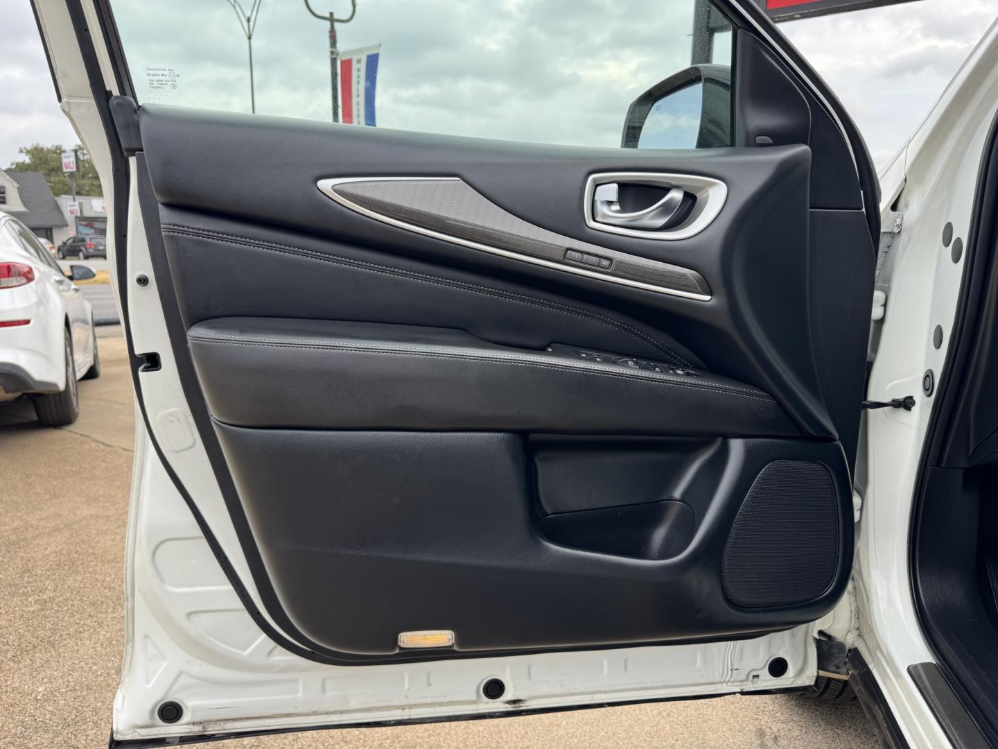 2019 WHITE INFINITI QX60 BASE (5N1DL0MN0KC) , located at 5900 E. Lancaster Ave., Fort Worth, TX, 76112, (817) 457-5456, 0.000000, 0.000000- Photo#8