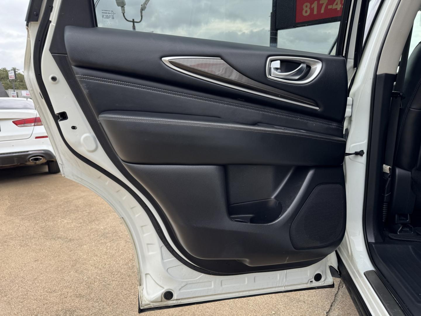 2019 WHITE INFINITI QX60 BASE (5N1DL0MN0KC) , located at 5900 E. Lancaster Ave., Fort Worth, TX, 76112, (817) 457-5456, 0.000000, 0.000000- Photo#13