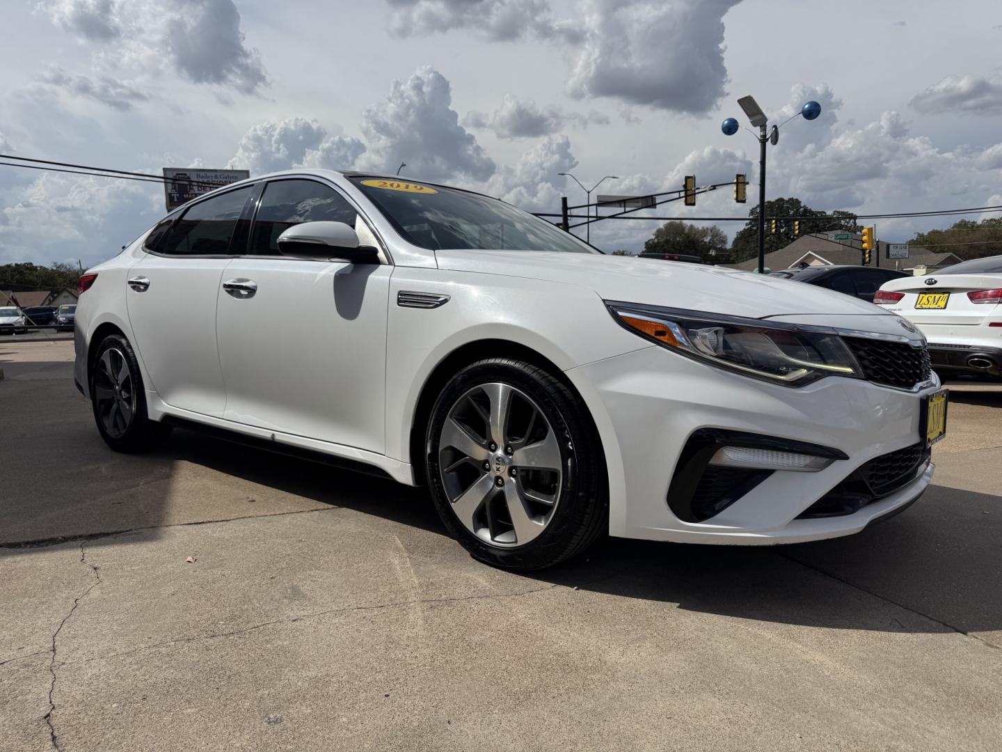 2019 WHITE KIA OPTIMA LX; S (5XXGT4L30KG) , located at 5900 E. Lancaster Ave., Fort Worth, TX, 76112, (817) 457-5456, 0.000000, 0.000000- Photo#2
