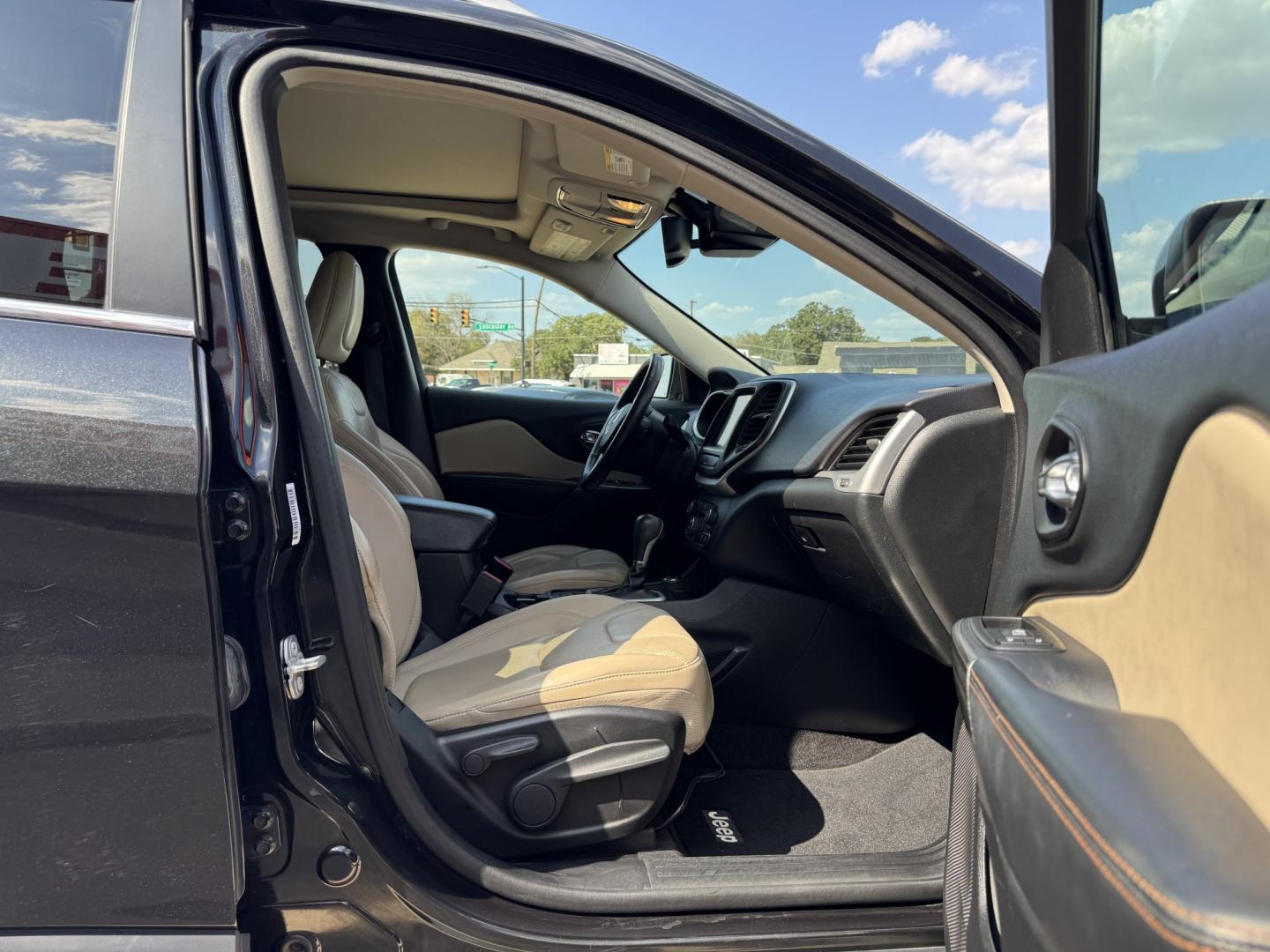 2015 BLACK JEEP CHEROKEE LIMITED (1C4PJMDS5FW) , located at 5900 E. Lancaster Ave., Fort Worth, TX, 76112, (817) 457-5456, 0.000000, 0.000000- Photo#16