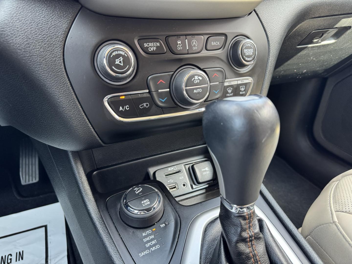 2015 BLACK JEEP CHEROKEE LIMITED (1C4PJMDS5FW) , located at 5900 E. Lancaster Ave., Fort Worth, TX, 76112, (817) 457-5456, 0.000000, 0.000000- Photo#20