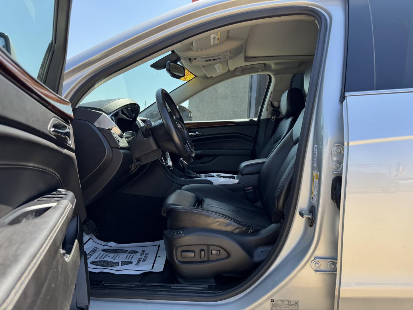 2013 SILVER CADILLAC SRX LUXURY (3GYFNCE37DS) , located at 5900 E. Lancaster Ave., Fort Worth, TX, 76112, (817) 457-5456, 0.000000, 0.000000- Photo#8