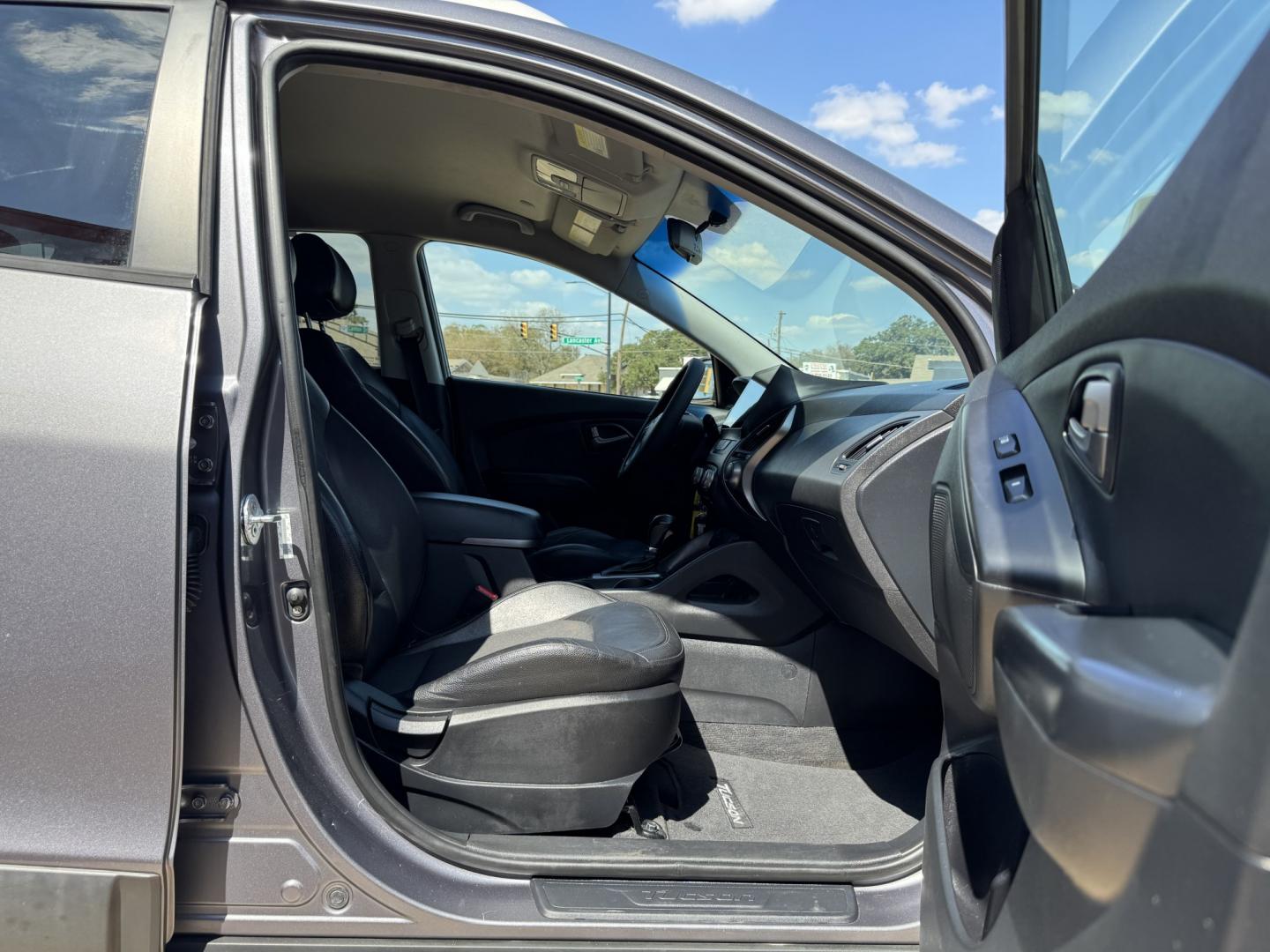 2015 GRAY HYUNDAI TUCSON LIMITED; SE (KM8JUCAG6FU) , located at 5900 E. Lancaster Ave., Fort Worth, TX, 76112, (817) 457-5456, 0.000000, 0.000000- Photo#16