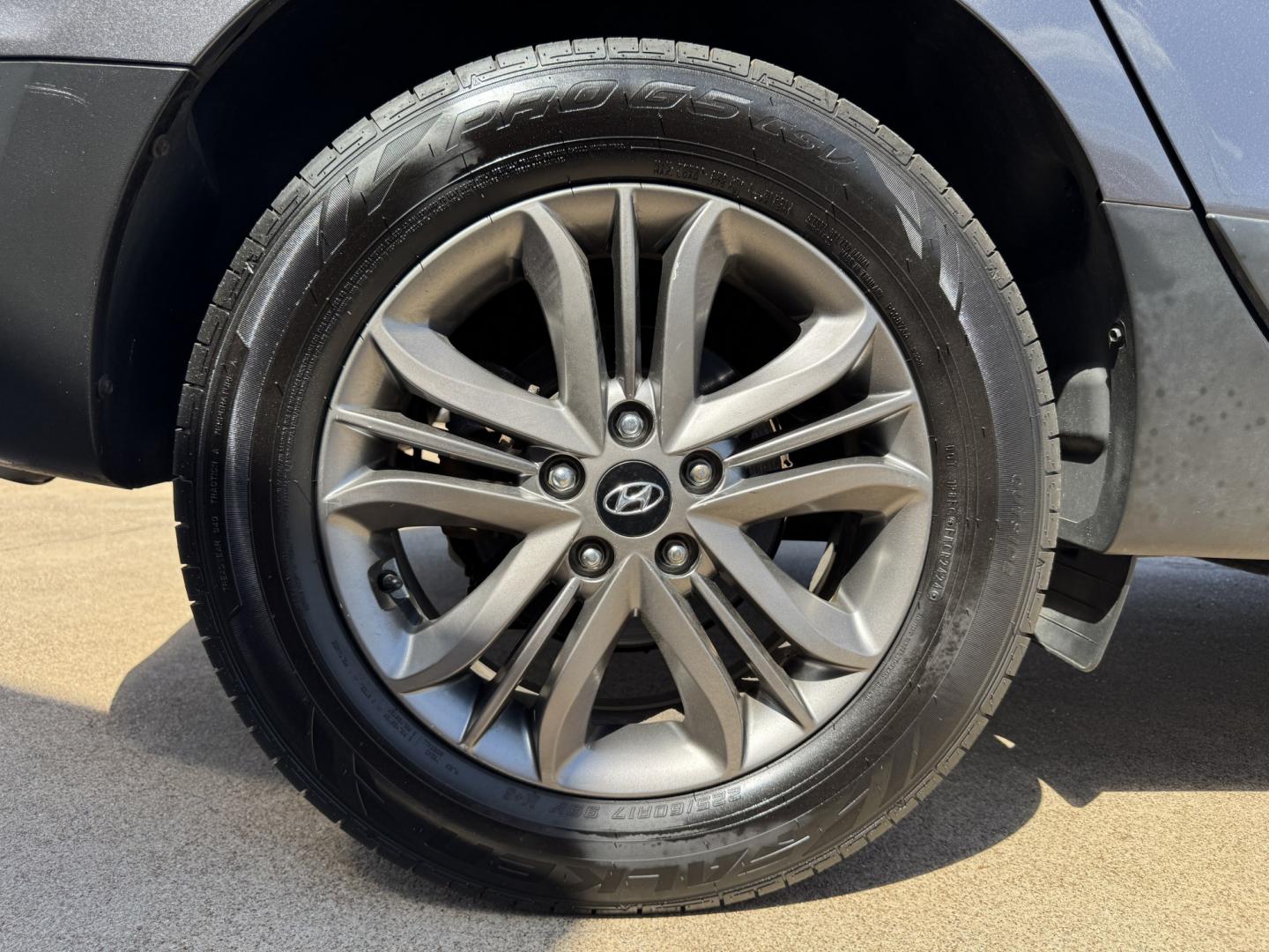 2015 GRAY HYUNDAI TUCSON LIMITED; SE (KM8JUCAG6FU) , located at 5900 E. Lancaster Ave., Fort Worth, TX, 76112, (817) 457-5456, 0.000000, 0.000000- Photo#24