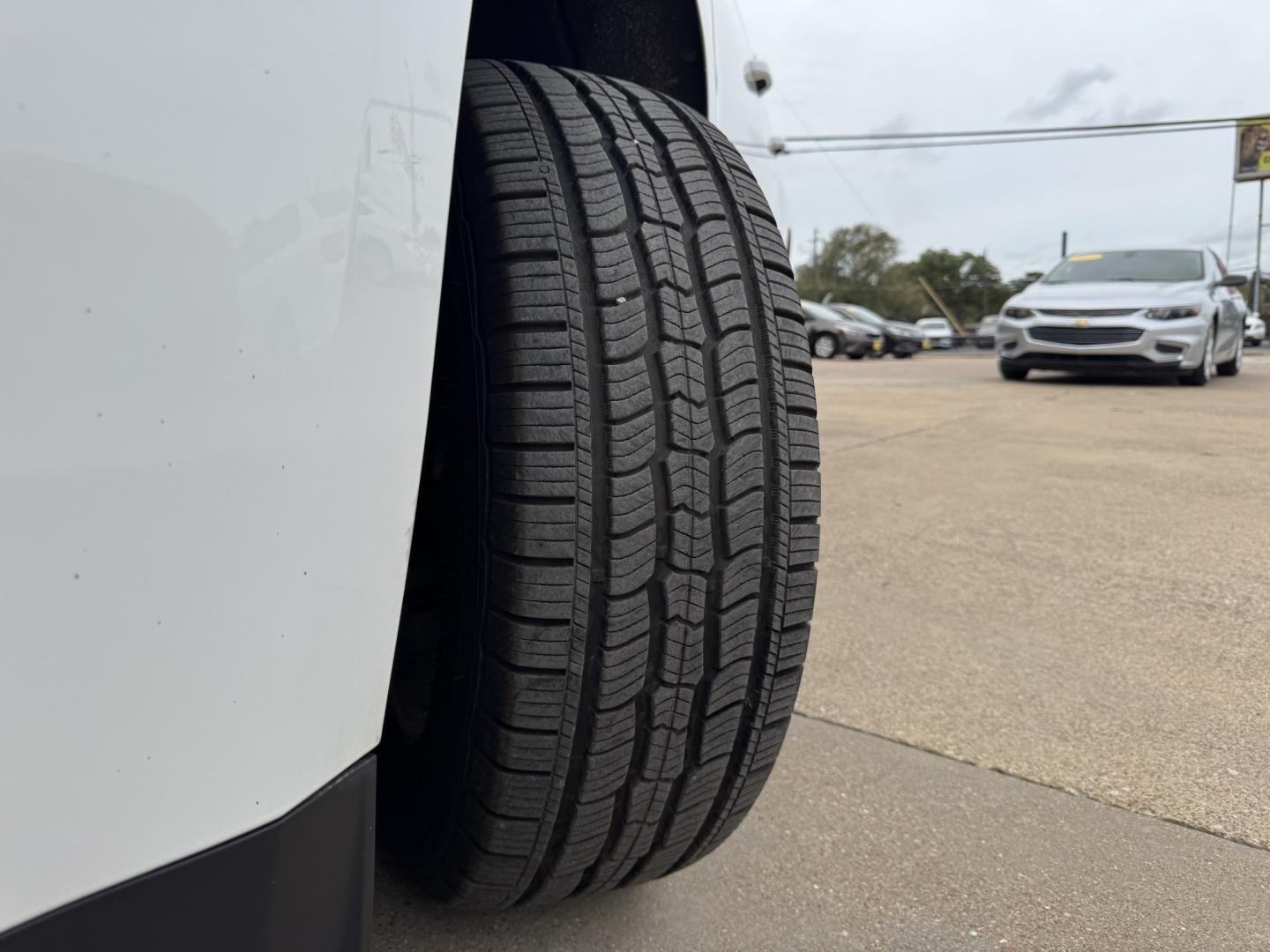 2015 WHITE GMC YUKON XL SLT (1GKS1HKC2FR) , located at 5900 E. Lancaster Ave., Fort Worth, TX, 76112, (817) 457-5456, 0.000000, 0.000000- Photo#27