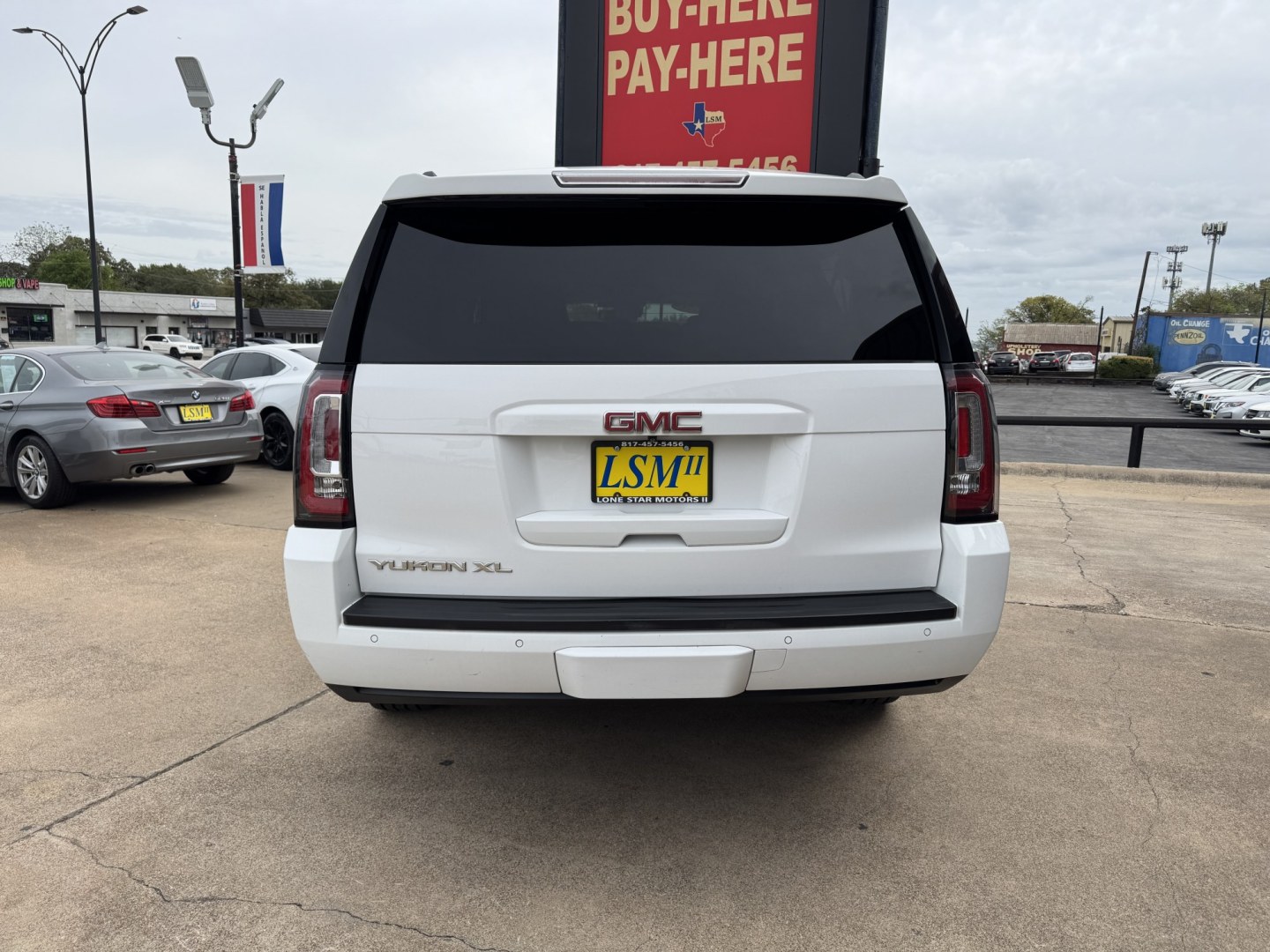 2015 WHITE GMC YUKON XL SLT (1GKS1HKC2FR) , located at 5900 E. Lancaster Ave., Fort Worth, TX, 76112, (817) 457-5456, 0.000000, 0.000000- Photo#4