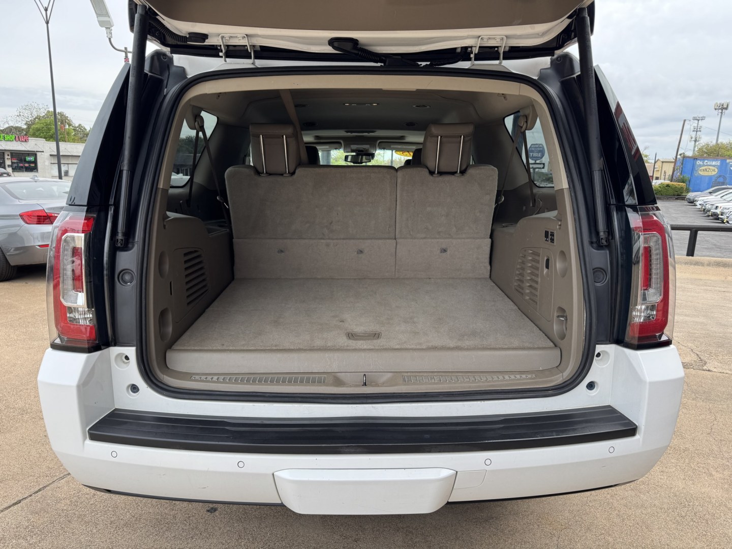 2015 WHITE GMC YUKON XL SLT (1GKS1HKC2FR) , located at 5900 E. Lancaster Ave., Fort Worth, TX, 76112, (817) 457-5456, 0.000000, 0.000000- Photo#5