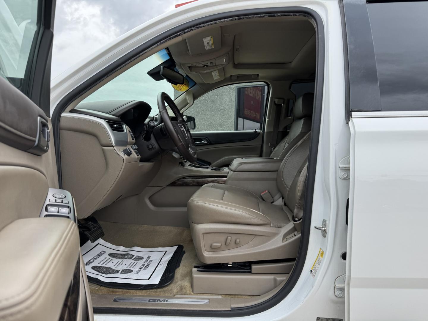2015 WHITE GMC YUKON XL SLT (1GKS1HKC2FR) , located at 5900 E. Lancaster Ave., Fort Worth, TX, 76112, (817) 457-5456, 0.000000, 0.000000- Photo#8