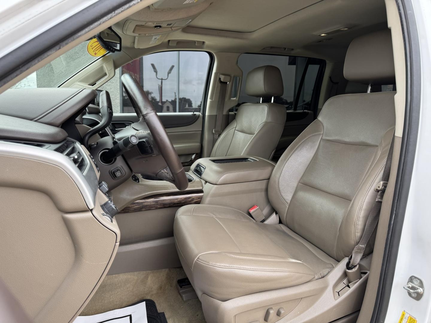 2015 WHITE GMC YUKON XL SLT (1GKS1HKC2FR) , located at 5900 E. Lancaster Ave., Fort Worth, TX, 76112, (817) 457-5456, 0.000000, 0.000000- Photo#10