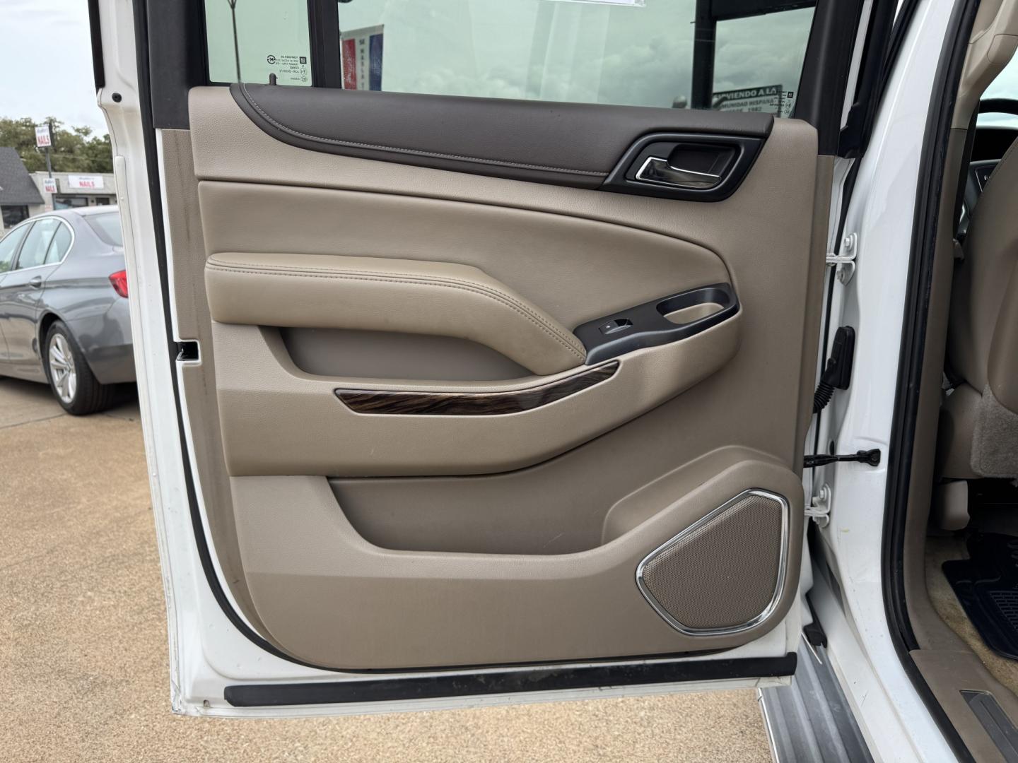 2015 WHITE GMC YUKON XL SLT (1GKS1HKC2FR) , located at 5900 E. Lancaster Ave., Fort Worth, TX, 76112, (817) 457-5456, 0.000000, 0.000000- Photo#11