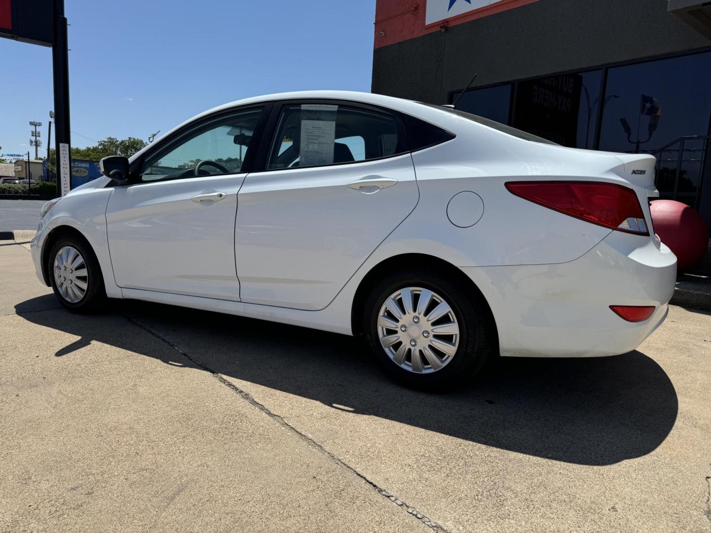 2017 WHITE HYUNDAI ACCENT SE (KMHCT4AE3HU) , located at 5900 E. Lancaster Ave., Fort Worth, TX, 76112, (817) 457-5456, 0.000000, 0.000000 - This is a 2017 HYUNDAI ACCENT 4 DR SEDAN that is in excellent condition. The interior is clean with no rips or tears or stains. All power windows, door locks and seats. Ice cold AC for those hot Texas summer days. It is equipped with a CD player, AM/FM radio, AUX port, Bluetooth connectivity and Sir - Photo#7