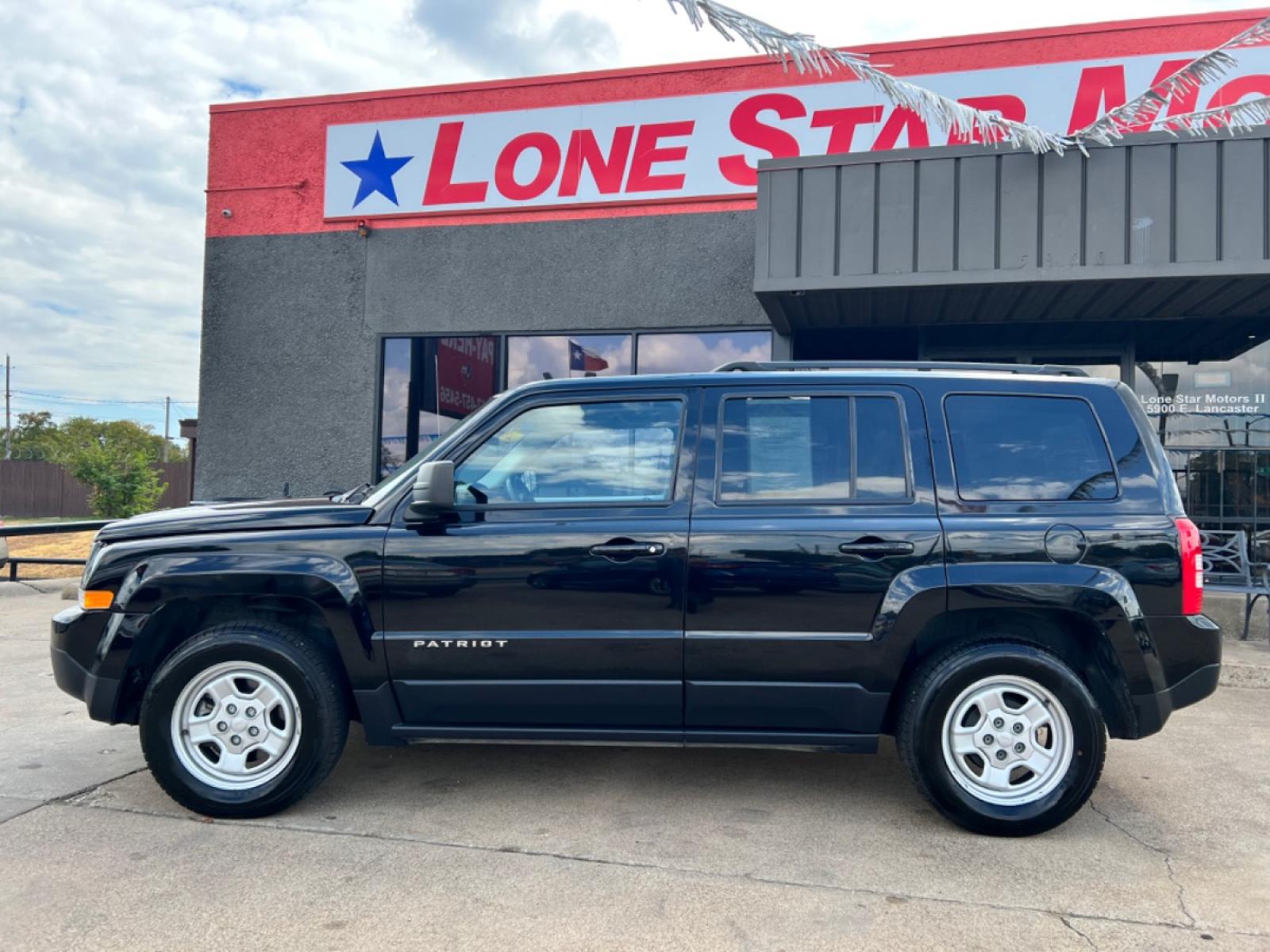 2017 BLACK /Gray JEEP PATRIOT SPORT Sport 4dr SUV (1C4NJPBA5HD) with an 2.0L I4 engine, CVT transmission, located at 5900 E. Lancaster Ave., Fort Worth, TX, 76112, (817) 457-5456, 0.000000, 0.000000 - This is a 2017 Jeep Patriot Sport 4dr SUV that is in excellent condition. There are no dents or scratches. The interior is clean with no rips or tears or stains. All power windows, door locks and seats. Ice cold AC for those hot Texas summer days. It is equipped with a CD player, AM/FM radio, AUX po - Photo #2