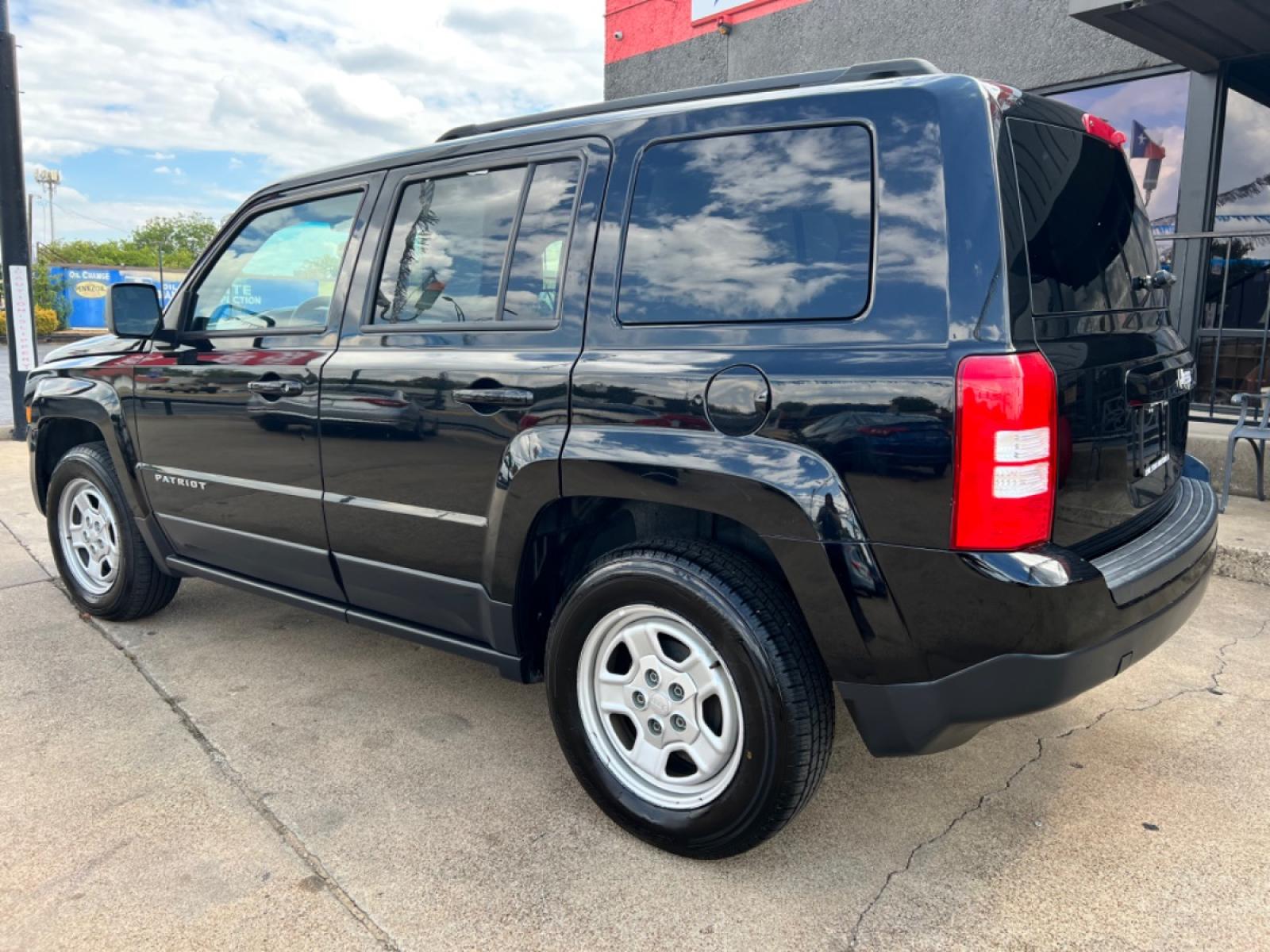 2017 BLACK /Gray JEEP PATRIOT SPORT Sport 4dr SUV (1C4NJPBA5HD) with an 2.0L I4 engine, CVT transmission, located at 5900 E. Lancaster Ave., Fort Worth, TX, 76112, (817) 457-5456, 0.000000, 0.000000 - This is a 2017 Jeep Patriot Sport 4dr SUV that is in excellent condition. There are no dents or scratches. The interior is clean with no rips or tears or stains. All power windows, door locks and seats. Ice cold AC for those hot Texas summer days. It is equipped with a CD player, AM/FM radio, AUX po - Photo #3