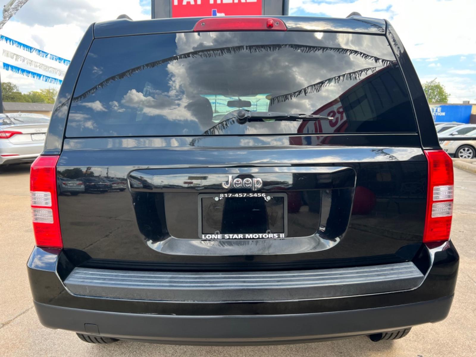 2017 BLACK /Gray JEEP PATRIOT SPORT Sport 4dr SUV (1C4NJPBA5HD) with an 2.0L I4 engine, CVT transmission, located at 5900 E. Lancaster Ave., Fort Worth, TX, 76112, (817) 457-5456, 0.000000, 0.000000 - This is a 2017 Jeep Patriot Sport 4dr SUV that is in excellent condition. There are no dents or scratches. The interior is clean with no rips or tears or stains. All power windows, door locks and seats. Ice cold AC for those hot Texas summer days. It is equipped with a CD player, AM/FM radio, AUX po - Photo #4
