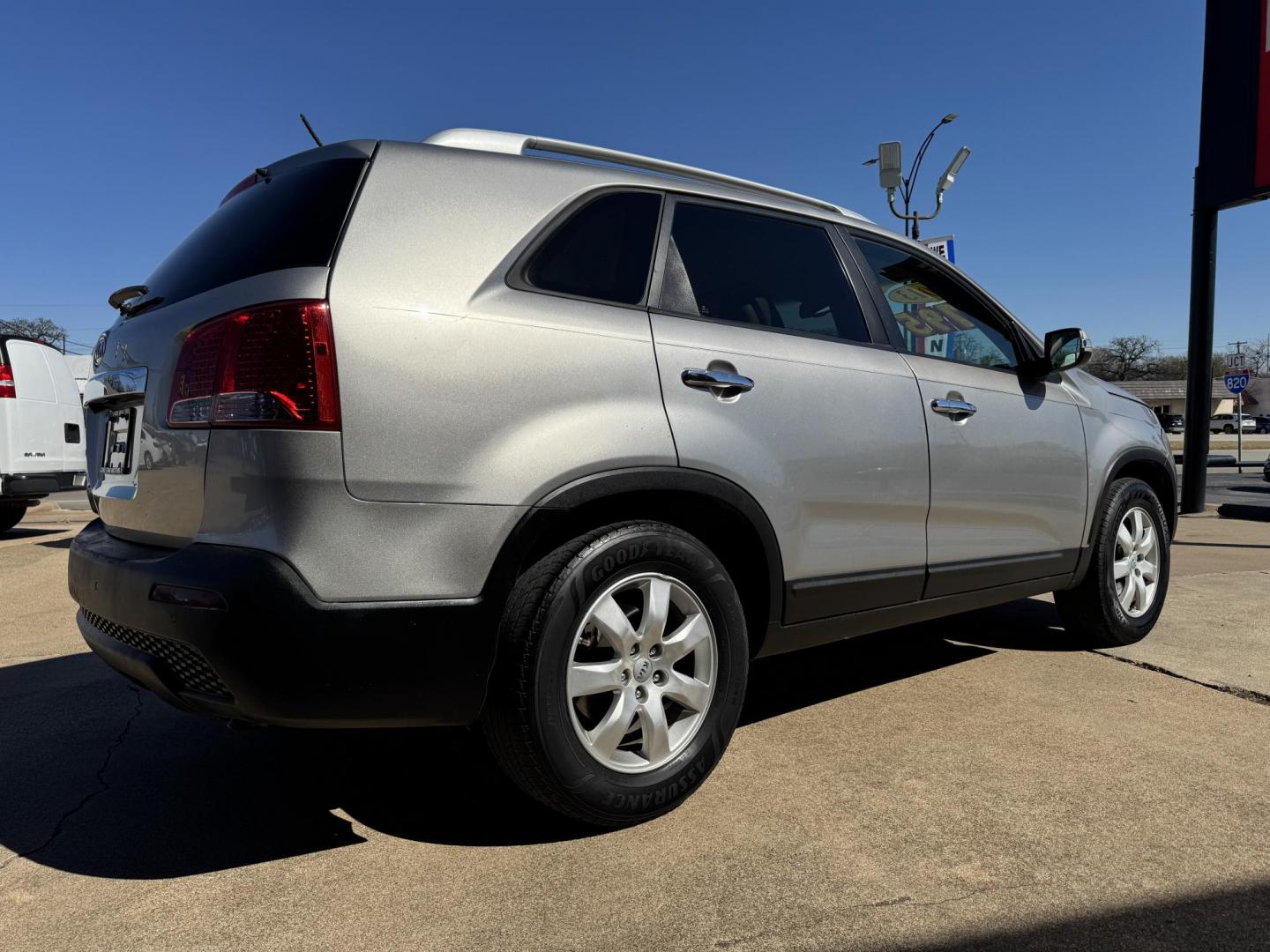 2013 SILVER KIA SORENTO EX; LX (5XYKT3A68DG) , located at 5900 E. Lancaster Ave., Fort Worth, TX, 76112, (817) 457-5456, 0.000000, 0.000000 - This is a 2013 KIA SORENTO EX; LX 4 DOOR SUV that is in excellent condition. There are no dents or scratches. The interior is clean with no rips or tears or stains. All power windows, door locks and seats. Ice cold AC for those hot Texas summer days. It is equipped with a CD player, AM/FM radio, AUX - Photo#4