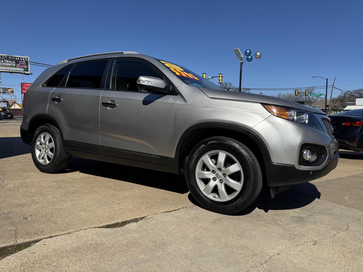 2013 SILVER KIA SORENTO EX; LX (5XYKT3A68DG) , located at 5900 E. Lancaster Ave., Fort Worth, TX, 76112, (817) 457-5456, 0.000000, 0.000000 - This is a 2013 KIA SORENTO EX; LX 4 DOOR SUV that is in excellent condition. There are no dents or scratches. The interior is clean with no rips or tears or stains. All power windows, door locks and seats. Ice cold AC for those hot Texas summer days. It is equipped with a CD player, AM/FM radio, AUX - Photo#3