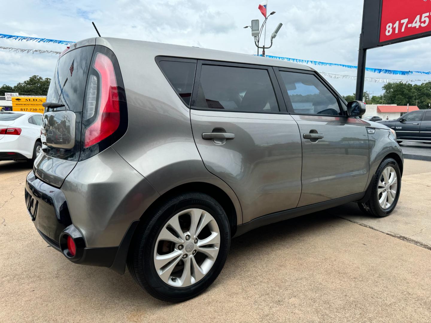 2016 GRAY KIA SOUL + (PLUS) (KNDJP3A52G7) , located at 5900 E. Lancaster Ave., Fort Worth, TX, 76112, (817) 457-5456, 0.000000, 0.000000 - This is a 2016 KIA SOUL 4 DR CROSSOVER that is in excellent condition. There are no dents or scratches. The interior is clean with no rips or tears or stains. All power windows, door locks and seats. Ice cold AC for those hot Texas summer days. It is equipped with a CD player, AM/FM radio, AUX port, - Photo#3