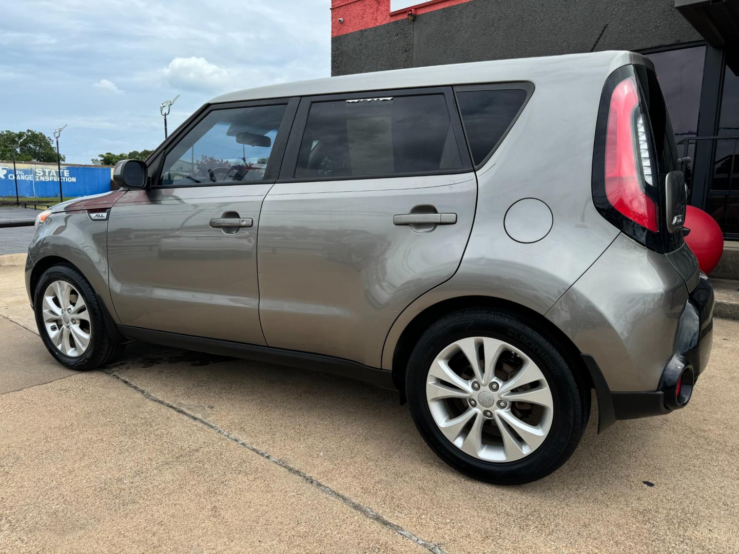 2016 GRAY KIA SOUL + (PLUS) (KNDJP3A52G7) , located at 5900 E. Lancaster Ave., Fort Worth, TX, 76112, (817) 457-5456, 0.000000, 0.000000 - This is a 2016 KIA SOUL 4 DR CROSSOVER that is in excellent condition. There are no dents or scratches. The interior is clean with no rips or tears or stains. All power windows, door locks and seats. Ice cold AC for those hot Texas summer days. It is equipped with a CD player, AM/FM radio, AUX port, - Photo#6