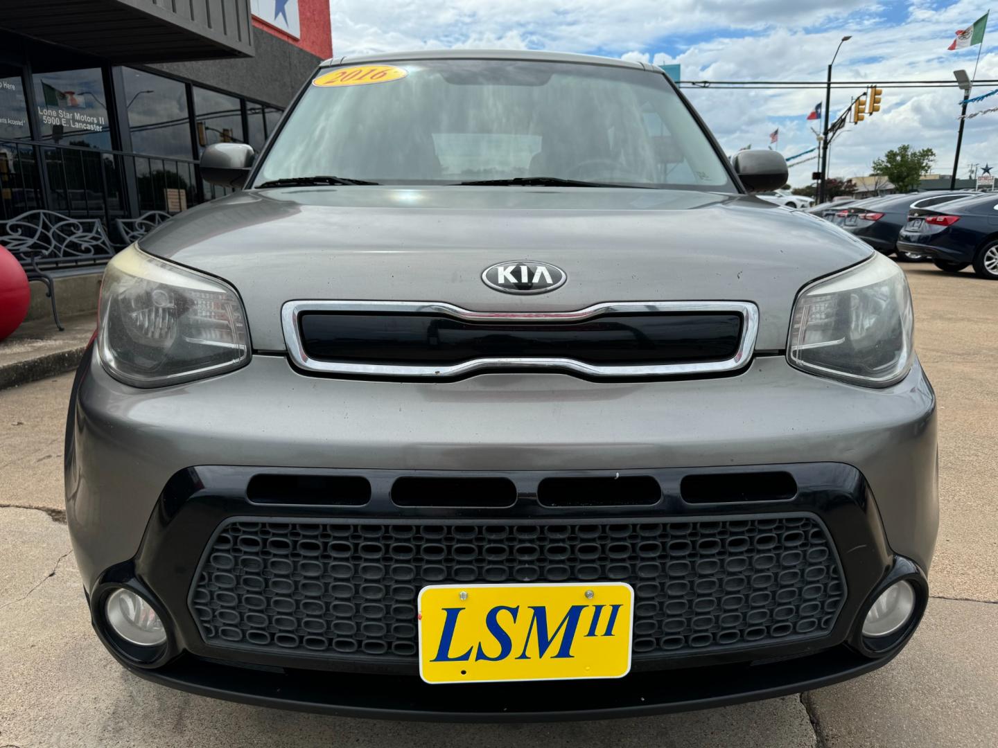 2016 GRAY KIA SOUL + (PLUS) (KNDJP3A52G7) , located at 5900 E. Lancaster Ave., Fort Worth, TX, 76112, (817) 457-5456, 0.000000, 0.000000 - This is a 2016 KIA SOUL 4 DR CROSSOVER that is in excellent condition. There are no dents or scratches. The interior is clean with no rips or tears or stains. All power windows, door locks and seats. Ice cold AC for those hot Texas summer days. It is equipped with a CD player, AM/FM radio, AUX port, - Photo#1