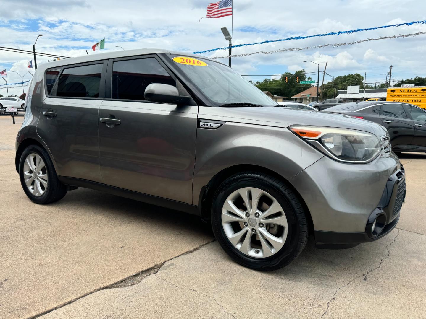 2016 GRAY KIA SOUL + (PLUS) (KNDJP3A52G7) , located at 5900 E. Lancaster Ave., Fort Worth, TX, 76112, (817) 457-5456, 0.000000, 0.000000 - This is a 2016 KIA SOUL 4 DR CROSSOVER that is in excellent condition. There are no dents or scratches. The interior is clean with no rips or tears or stains. All power windows, door locks and seats. Ice cold AC for those hot Texas summer days. It is equipped with a CD player, AM/FM radio, AUX port, - Photo#2