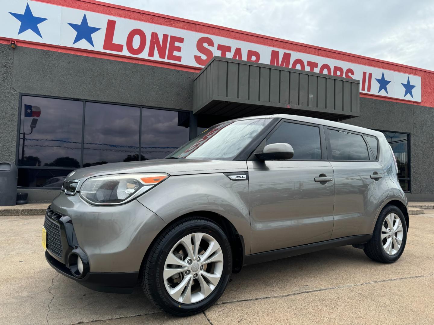 2016 GRAY KIA SOUL + (PLUS) (KNDJP3A52G7) , located at 5900 E. Lancaster Ave., Fort Worth, TX, 76112, (817) 457-5456, 0.000000, 0.000000 - This is a 2016 KIA SOUL 4 DR CROSSOVER that is in excellent condition. There are no dents or scratches. The interior is clean with no rips or tears or stains. All power windows, door locks and seats. Ice cold AC for those hot Texas summer days. It is equipped with a CD player, AM/FM radio, AUX port, - Photo#0