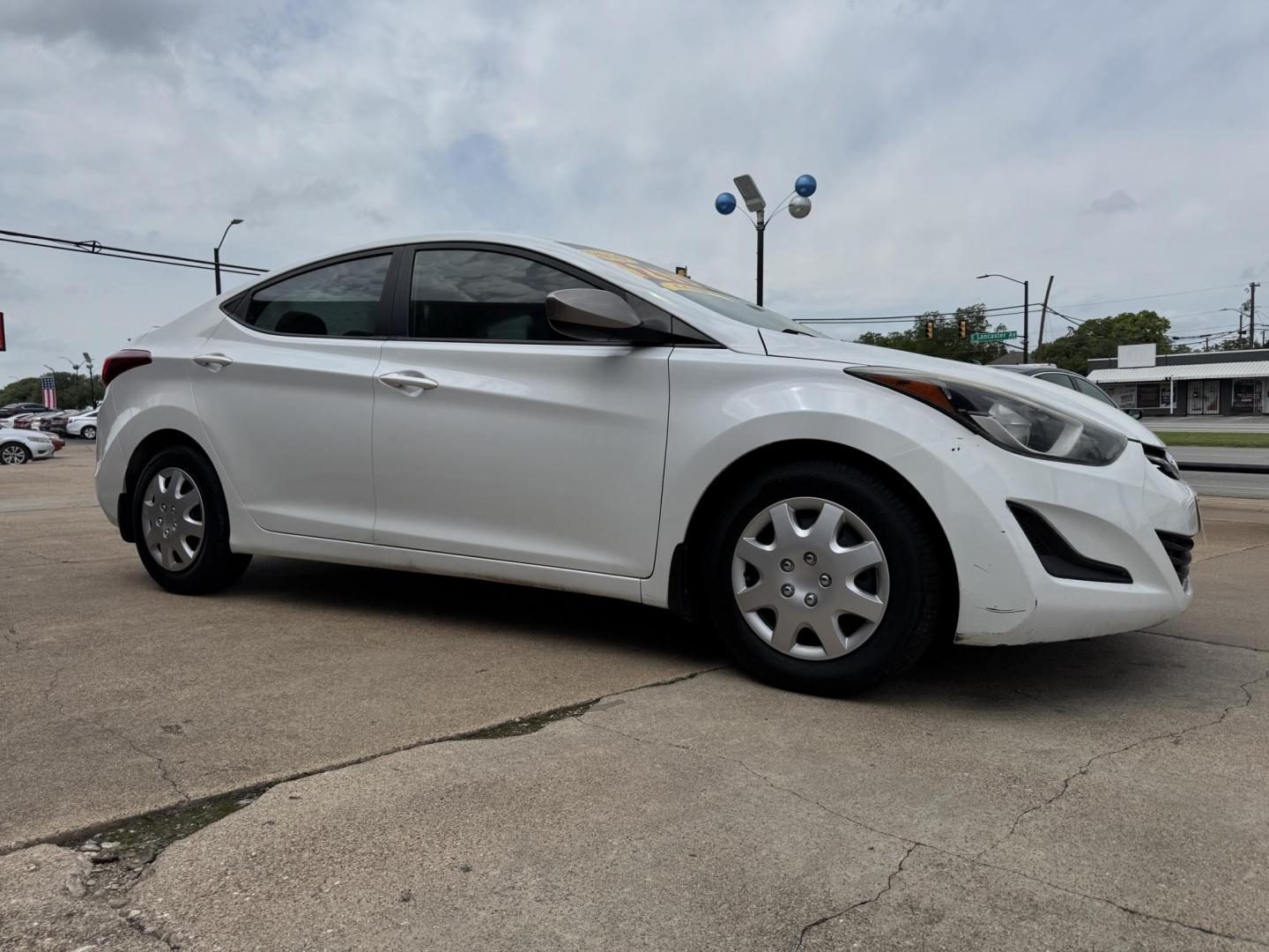 2016 WHITE HYUNDAI ELANTRA LIMITED; SE; (5NPDH4AE6GH) , located at 5900 E. Lancaster Ave., Fort Worth, TX, 76112, (817) 457-5456, 0.000000, 0.000000 - This is a 2016 HYUNDAI ELANTRA 4 DR SEDAN that is in excellent condition. The interior is clean with no rips or tears or stains. All power windows, door locks and seats. Ice cold AC for those hot Texas summer days. It is equipped with a CD player, AM/FM radio, AUX port, Bluetooth connectivity and Si - Photo#2