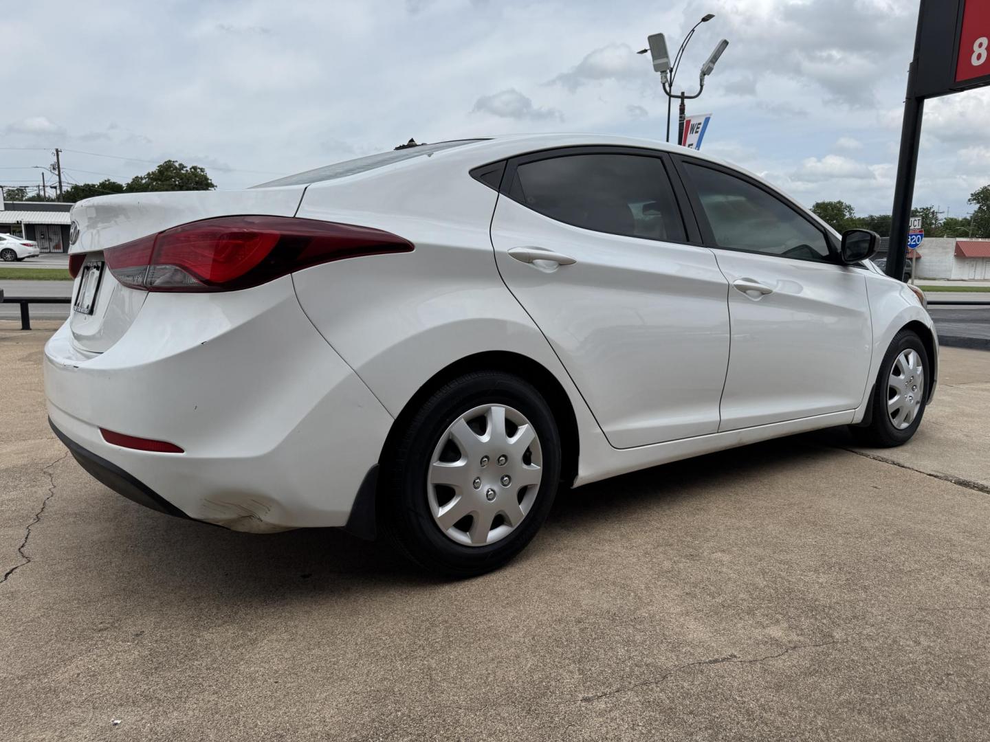 2016 WHITE HYUNDAI ELANTRA LIMITED; SE; (5NPDH4AE6GH) , located at 5900 E. Lancaster Ave., Fort Worth, TX, 76112, (817) 457-5456, 0.000000, 0.000000 - This is a 2016 HYUNDAI ELANTRA 4 DR SEDAN that is in excellent condition. The interior is clean with no rips or tears or stains. All power windows, door locks and seats. Ice cold AC for those hot Texas summer days. It is equipped with a CD player, AM/FM radio, AUX port, Bluetooth connectivity and Si - Photo#3