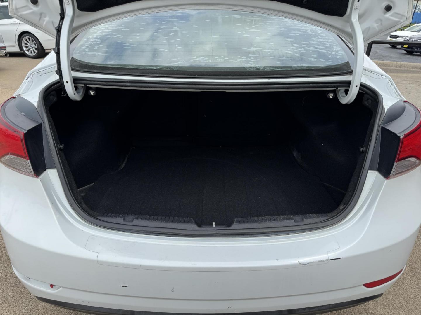 2016 WHITE HYUNDAI ELANTRA LIMITED; SE; (5NPDH4AE6GH) , located at 5900 E. Lancaster Ave., Fort Worth, TX, 76112, (817) 457-5456, 0.000000, 0.000000 - This is a 2016 HYUNDAI ELANTRA 4 DR SEDAN that is in excellent condition. The interior is clean with no rips or tears or stains. All power windows, door locks and seats. Ice cold AC for those hot Texas summer days. It is equipped with a CD player, AM/FM radio, AUX port, Bluetooth connectivity and Si - Photo#5