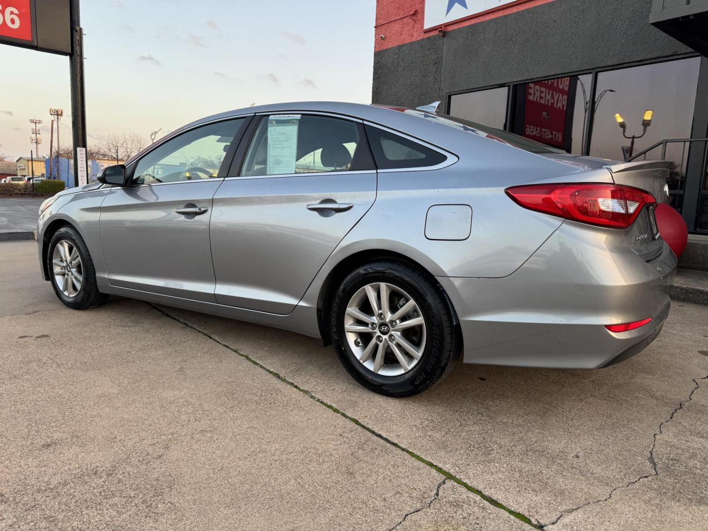 2017 GRAY HYUNDAI SONATA (5NPE24AF2HH) , located at 5900 E. Lancaster Ave., Fort Worth, TX, 76112, (817) 457-5456, 0.000000, 0.000000 - This is a 2017 HYUNDAI SONATA 4 DR SEDAN that is in excellent condition. The interior is clean with no rips or tears or stains. All power windows, door locks and seats. Ice cold AC for those hot Texas summer days. It is equipped with a CD player, AM/FM radio, AUX port, Bluetooth connectivity and Sir - Photo#7