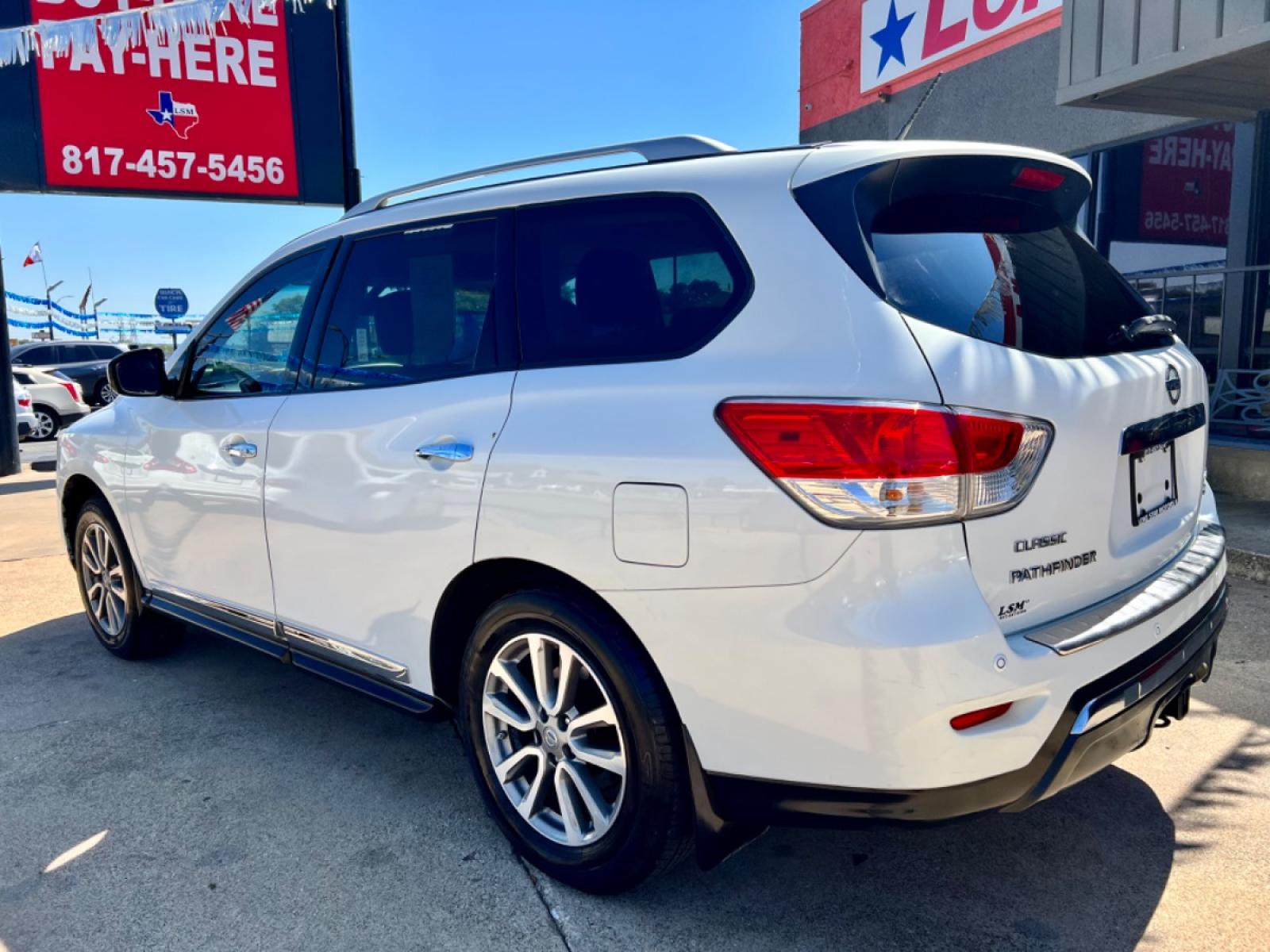 2014 WHITE /Black NISSAN PATHFINDER S; SL; PL S 4x4 4dr SUV (5N1AR2MM8EC) with an 3.5L V6 engine, CVT transmission, located at 5900 E. Lancaster Ave., Fort Worth, TX, 76112, (817) 457-5456, 0.000000, 0.000000 - This is a 2014 Nissan Pathfinder S 4x4 4dr SUV that is in excellent condition. There are no dents or scratches. The interior is clean with no rips or tears or stains. All power windows, door locks and seats. Ice cold AC for those hot Texas summer days. It is equipped with a CD player, AM/FM radio, A - Photo #3